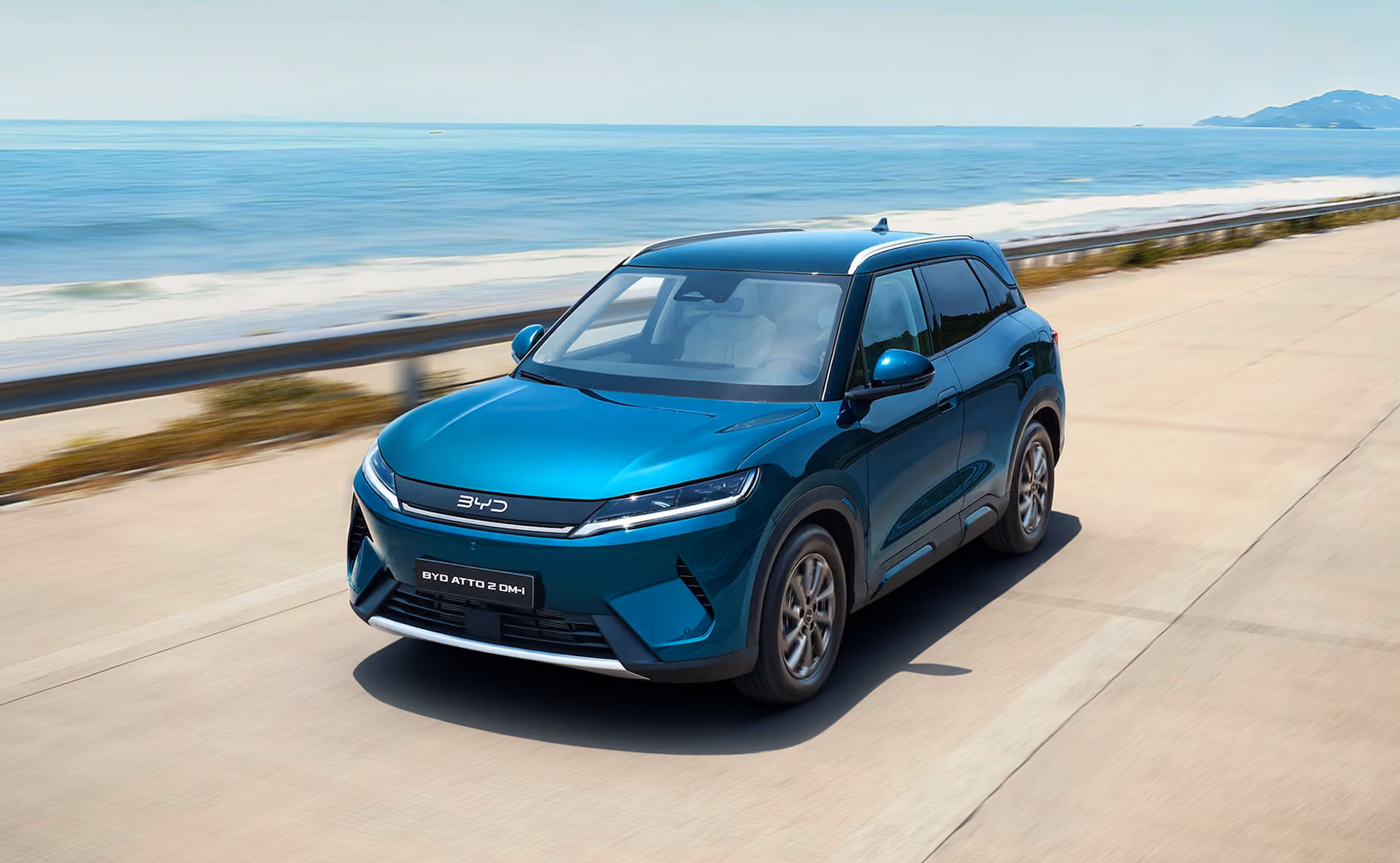 BYD ATTO 2, Seitenansicht während des Ladevorgangs
