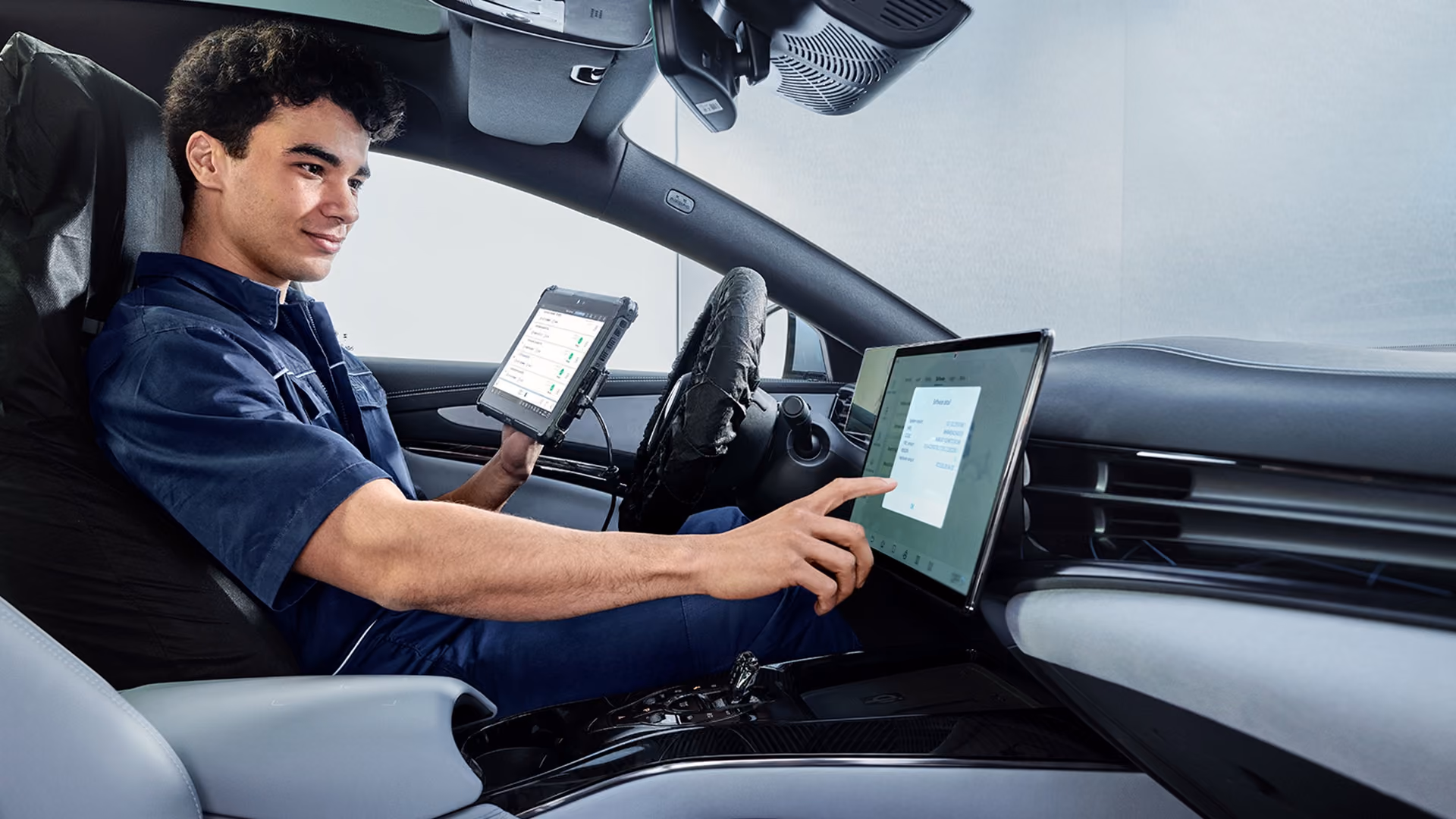 Fahrer bedient das Display in seinem BYD