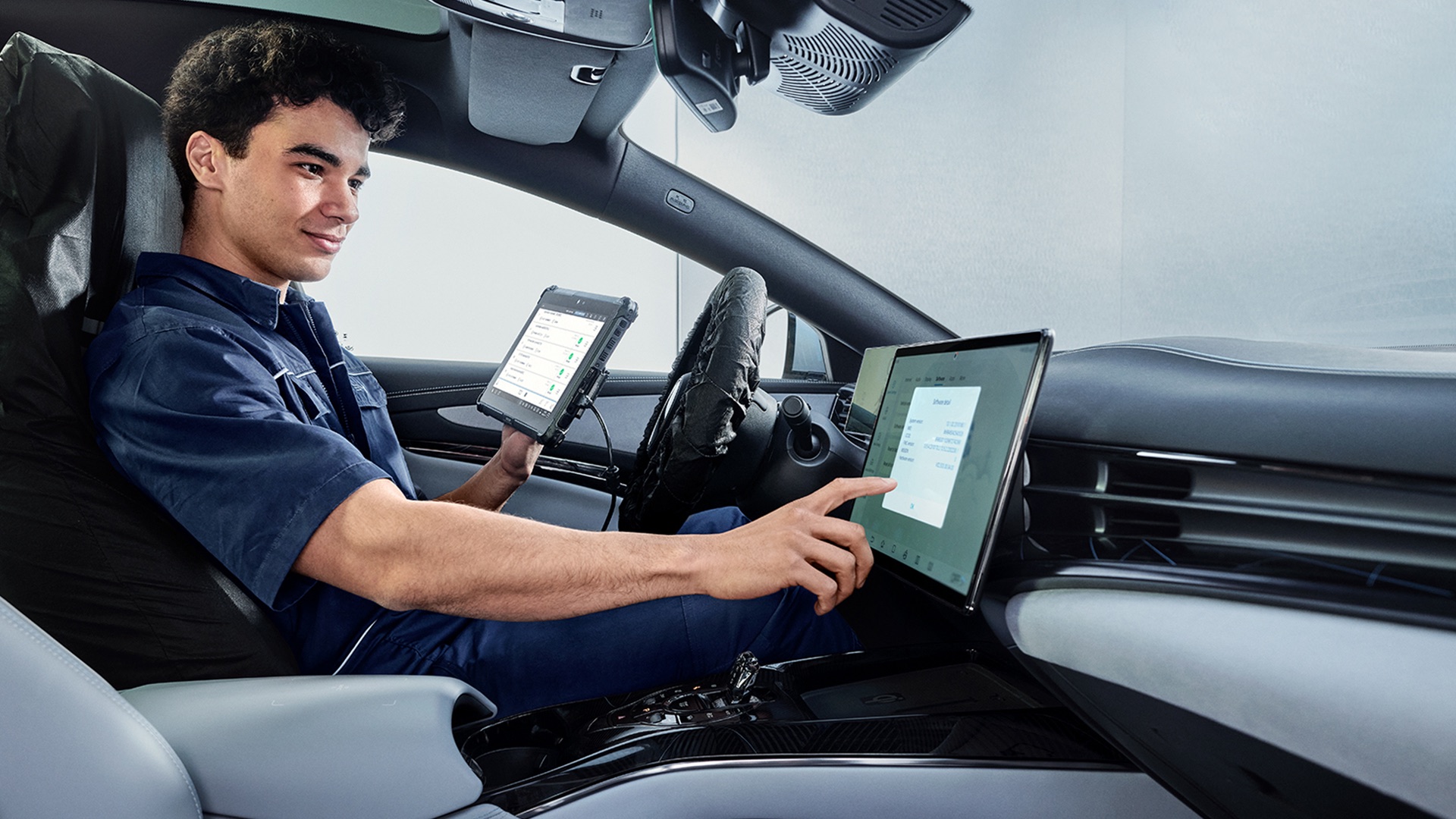 Fahrer bedient das Display in seinem BYD