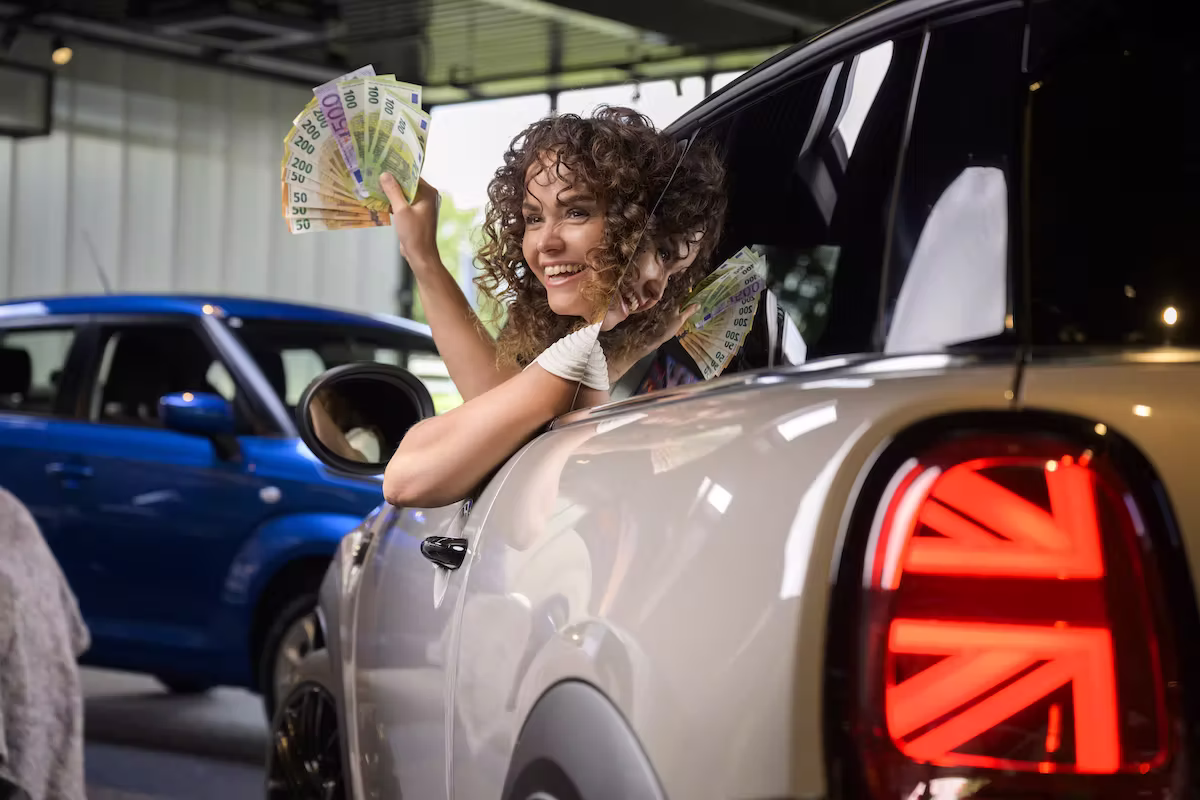 Vrouw met geld in haar hand leunt uit een auto bij Vandaag Verpanden.