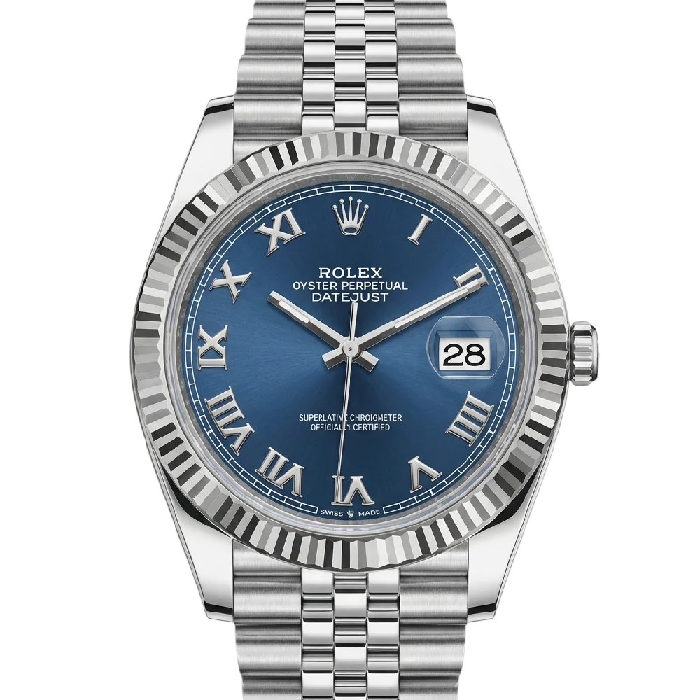 Close-up van een Rolex Datejust in roestvrij staal met gouden accenten en een blauwe wijzerplaat op een neutrale achtergrond