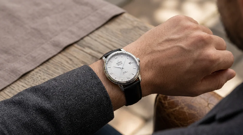 Beveiligde kluisdeur met daarachter een glimmende Omega De Ville