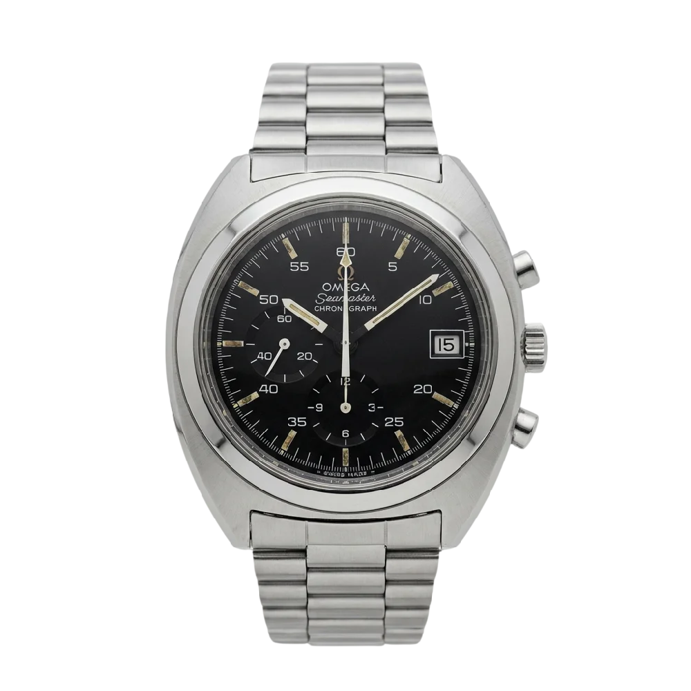 Close-up van een klassieke Omega Flightmaster horloge met oranje wijzers op een donkere achtergrond.