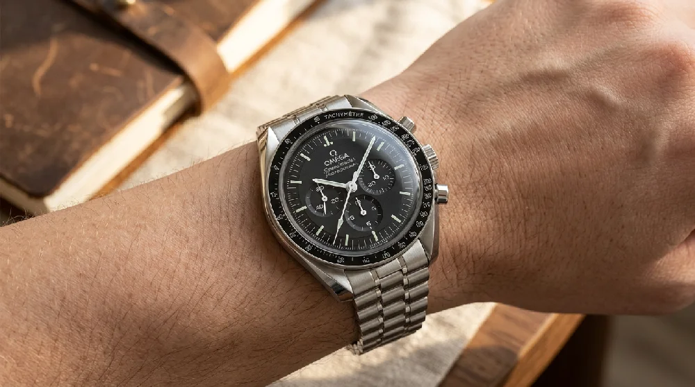 Omega Speedmaster in een open kluis met beveiligingsverlichting
