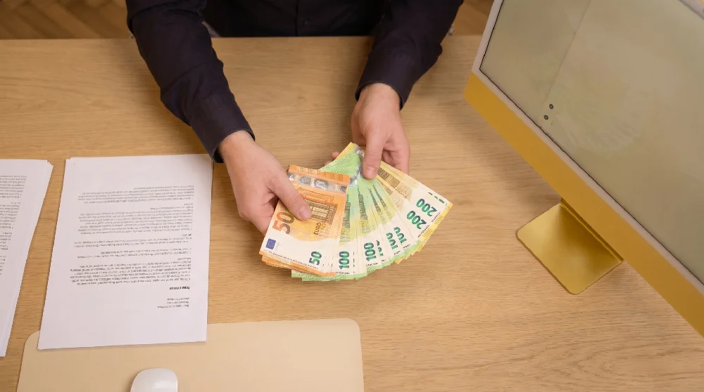 Handen wisselen bankbiljetten uit na succesvolle verpanding.