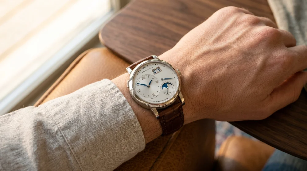 Luxe horloge in een beveiligde kluisruimte van Vandaag Verpanden.