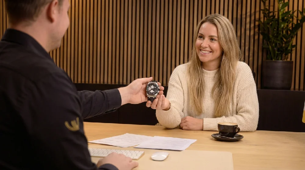 Man vult online formulier in voor het verpanden van een Audemars Piguet Royal Oak Offshore