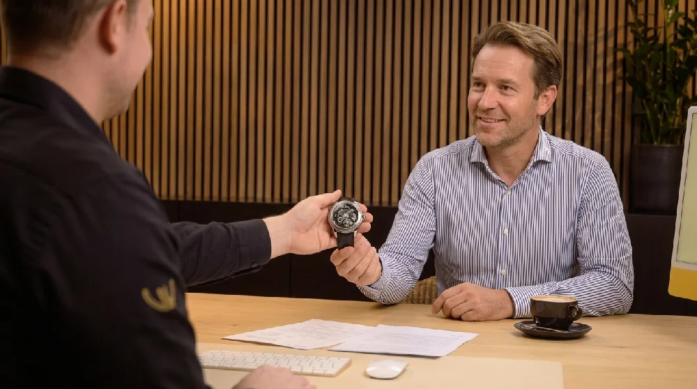 Man vult online formulier in voor taxatie van een Corum horloge