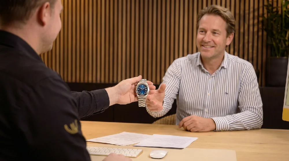 Horizontale weergave van een luxe Vacheron Constantin herenhorloge met blauwe wijzerplaat