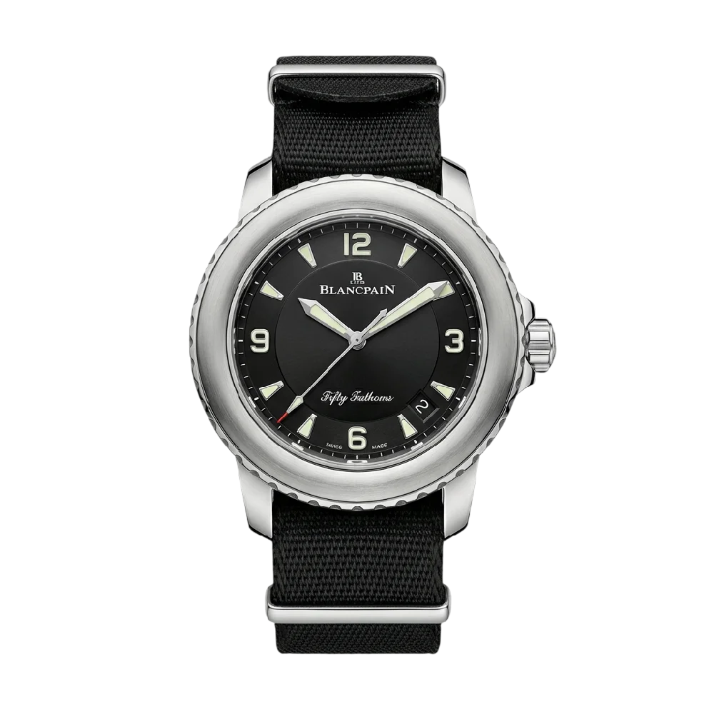 Luxe Blancpain Fifty Fathoms horloge op een donkere achtergrond.
