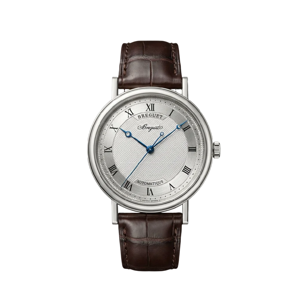 Breguet Classique horloge met witgouden kast en blauwe wijzers op een donkere achtergrond.