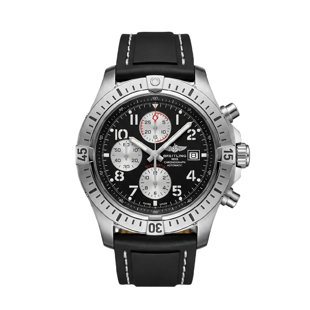 Breitling Avenger horloge met blauwe wijzerplaat op een donkere achtergrond