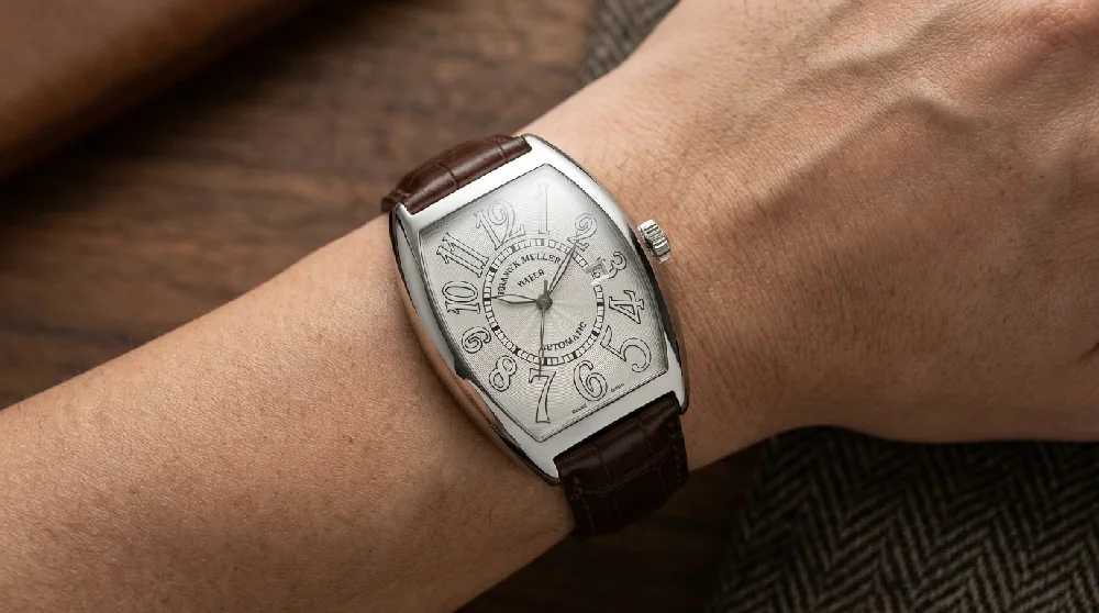 Luxe horloge met een bruine lederen band close-up gefotografeerd op een donkere ondergrond