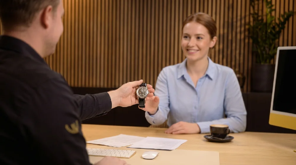Man die een online aanvraagformulier invult voor een Grand Seiko verpanding