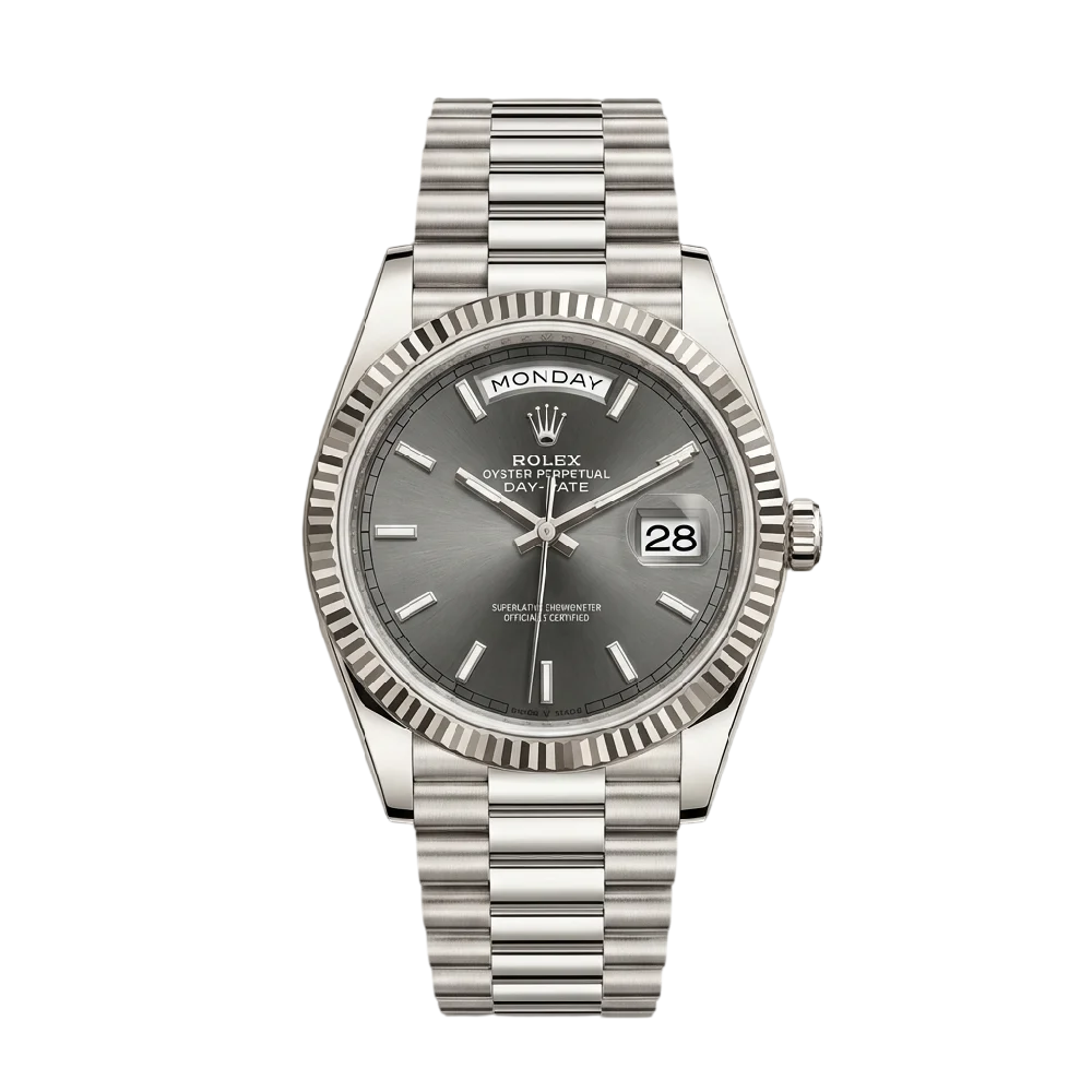Een gouden Rolex Day-Date horloge op een donkere ondergrond, met de datum zichtbaar