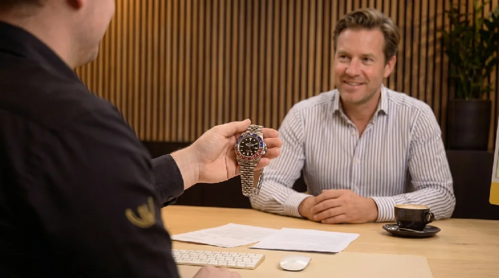 Hand vult online formulier in voor horloge taxatie van een Rolex GMT-Master II