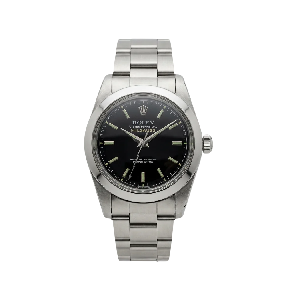 Close-up van een luxe Rolex Milgauss horloge op een donkere achtergrond