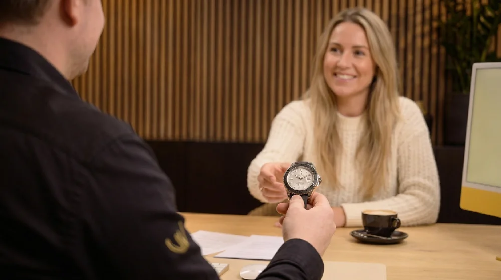 Man vult online formulier in voor verpanding van een horloge.