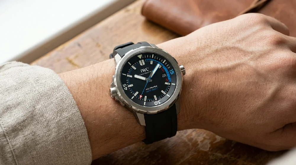 Een IWC Aquatimer horloge veilig opgeborgen in een beveiligde kluis