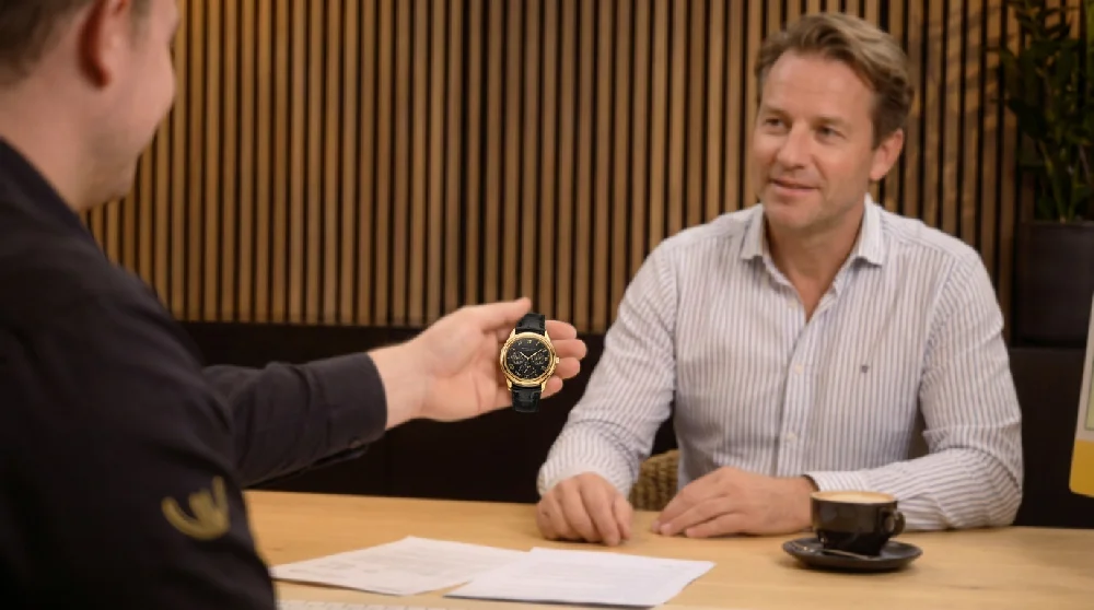 Hand vult online formulier in voor horloge taxatie