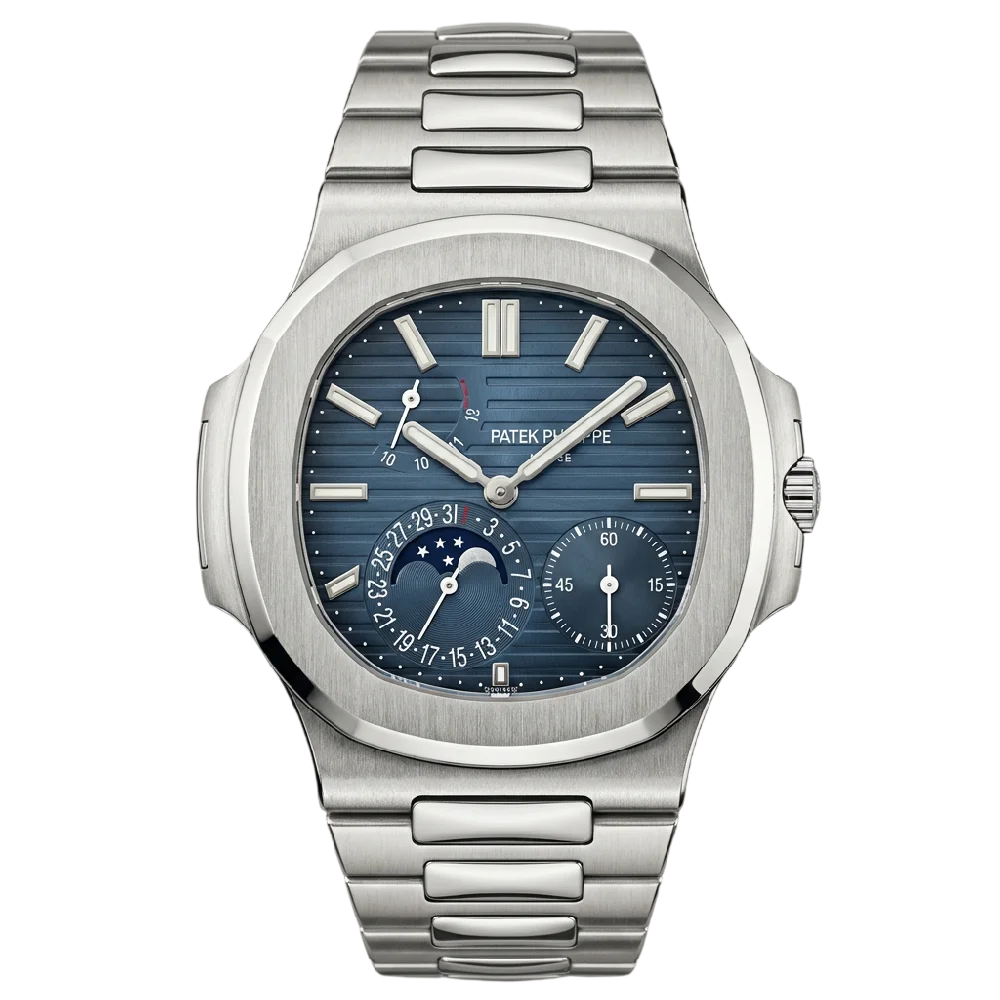 Patek Philippe Nautilus horloge in staal met blauwe wijzerplaat op witte achtergrond