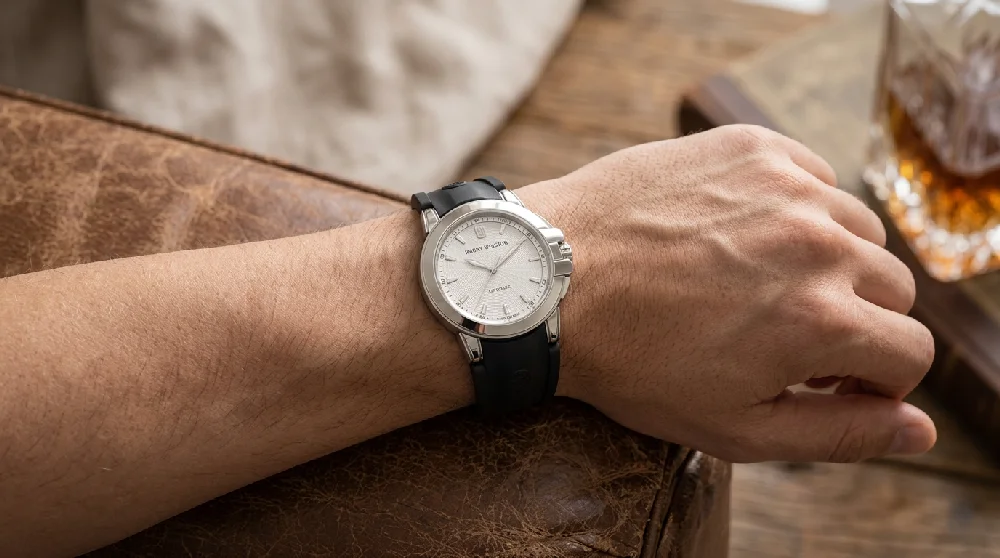 Exclusief zilveren of witgouden luxe horloge op een donkere achtergrond.