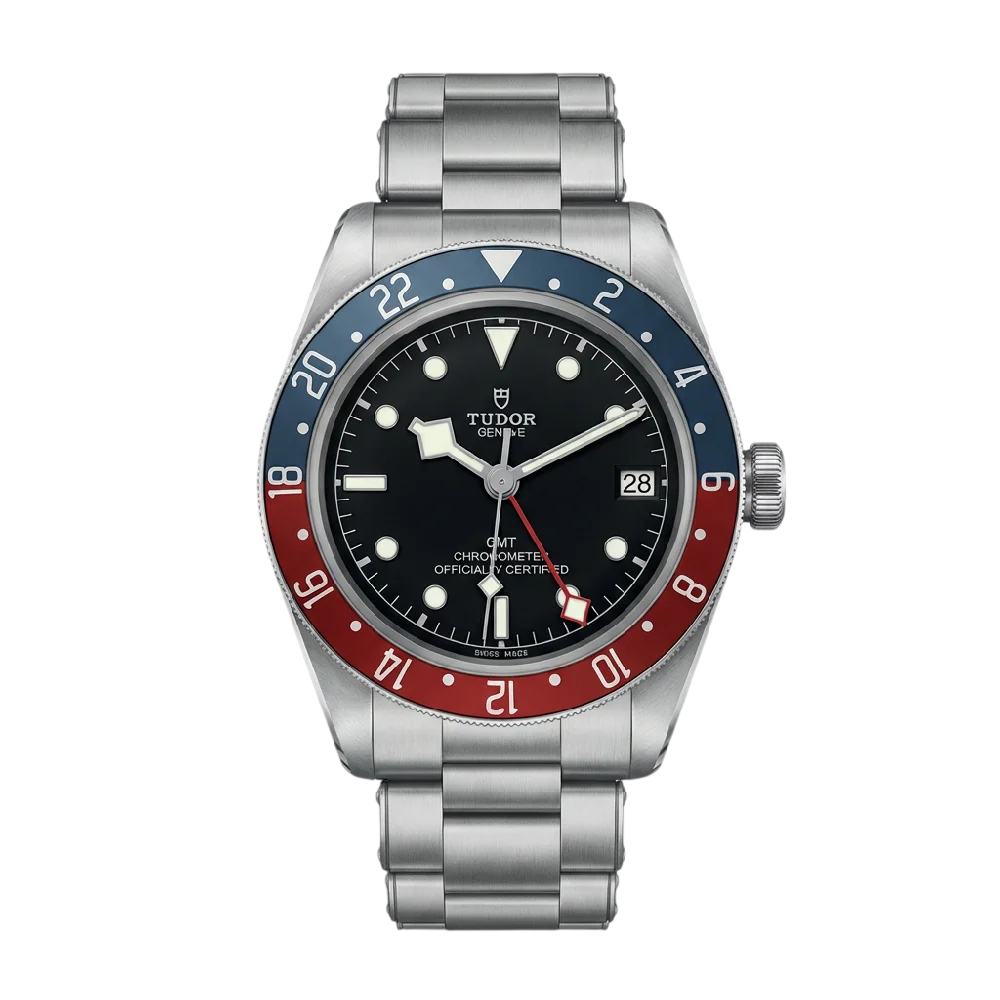 Tudor Black Bay horloge op een donkere achtergrond met leren band