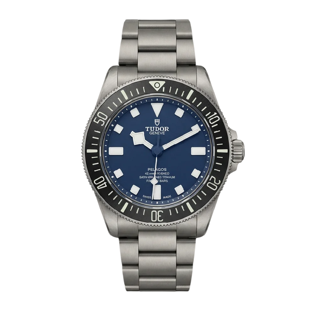 Tudor Pelagos horloge op een donkere achtergrond, detailweergave van de wijzerplaat en band. Roestvrijstalen band.