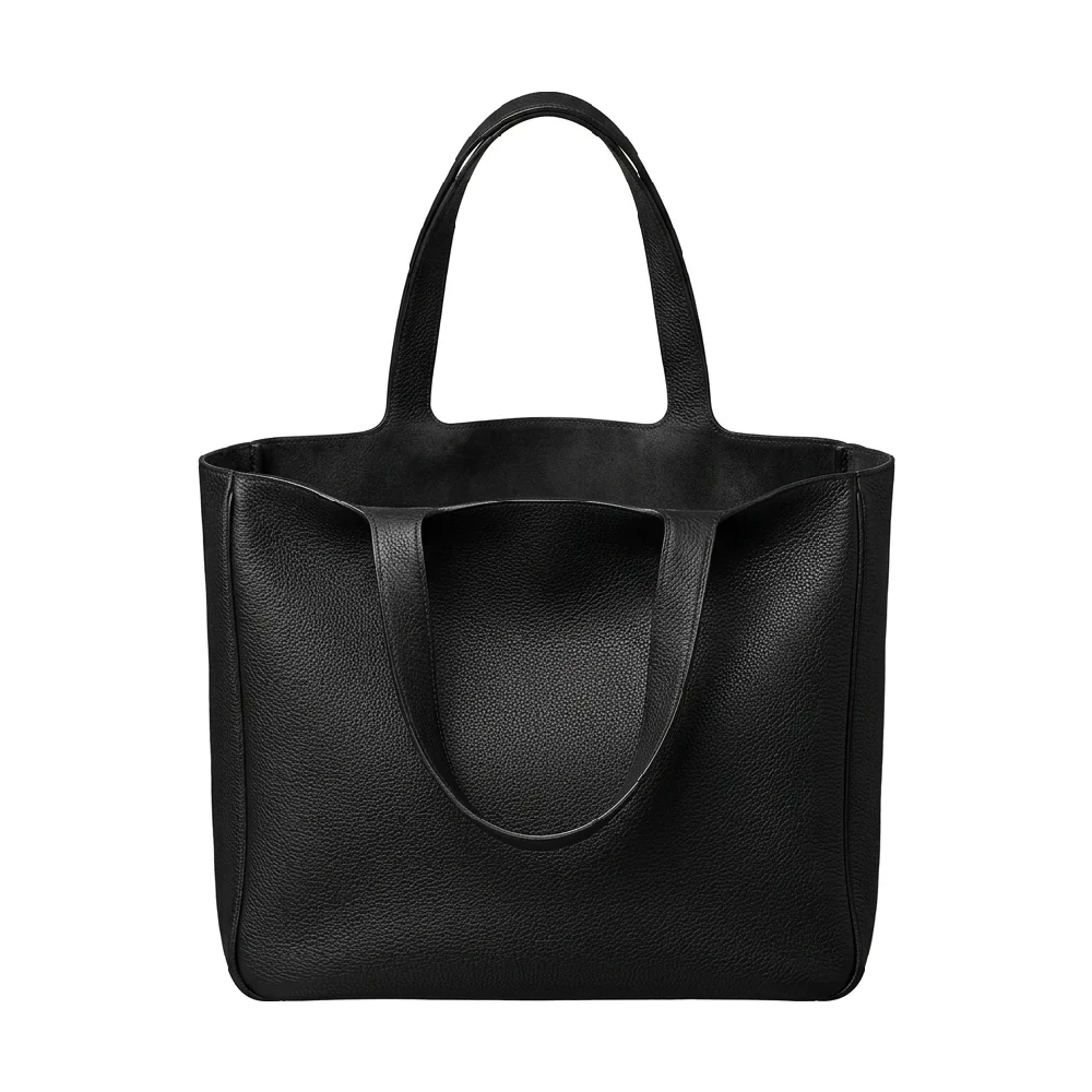 Een Hermès Garden Party tas van canvas en leer op een neutrale achtergrond.