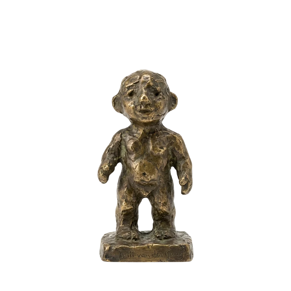 Bronzen Sculptuur van Lotti van der Gaag op een sokkel in een tentoonstellingsruimte, met zachte belichting