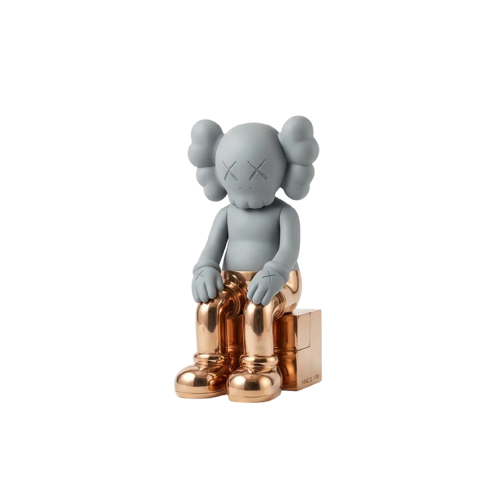 KAWS Companion sculptuur in een strakke, moderne galerij-setting, met aandacht voor detail en kleuren.