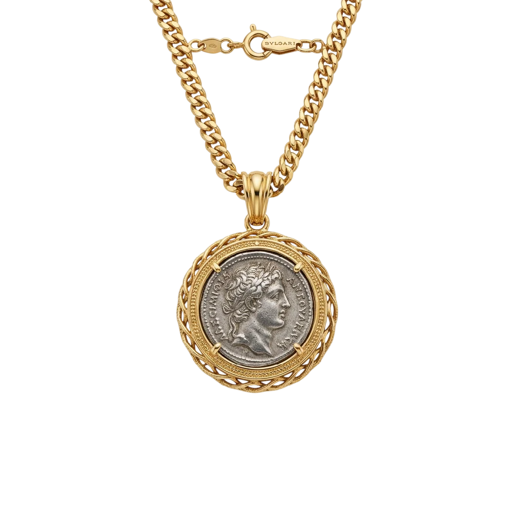 Close-up van een gouden Bvlgari Monete ketting met antieke munt