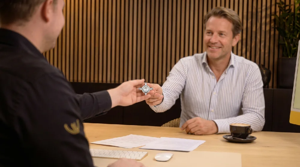 Persoon vult online aanvraagformulier in voor Happy Diamonds sieraad verpanding