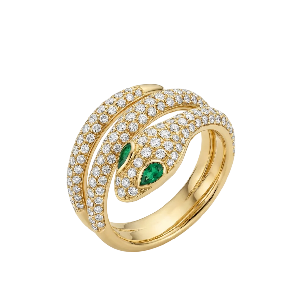 Close-up van een gouden Gucci Ouroboros ring met slangmotief en edelstenen