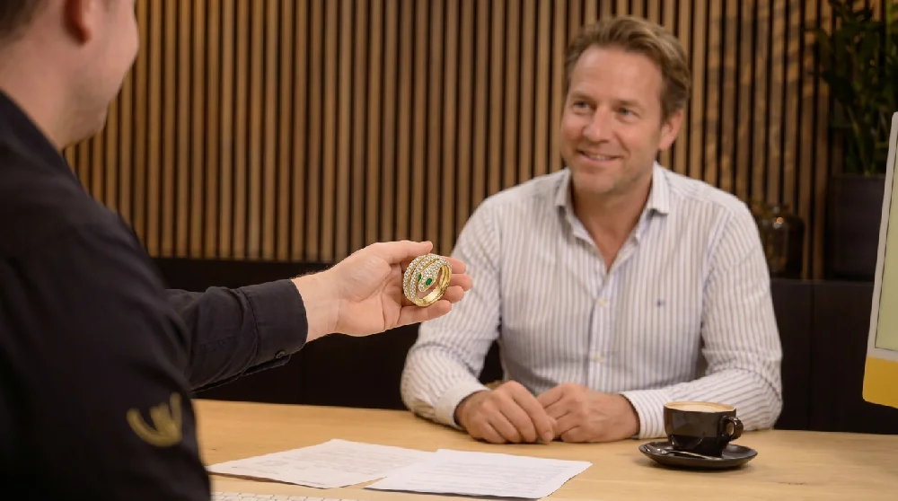 Persoon vult online aanvraagformulier in voor het verpanden van een Gucci Ouroboros sieraad