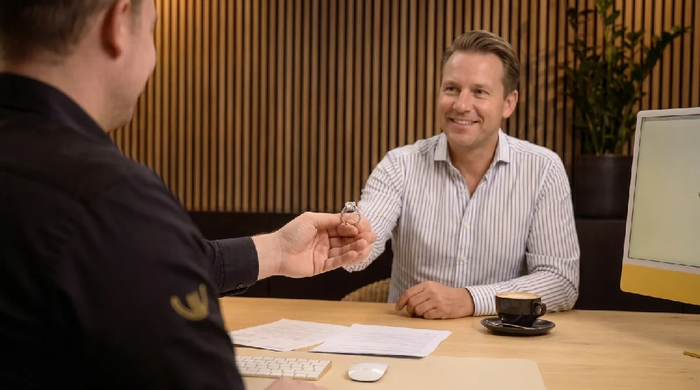 Vrouw vult online formulier in voor verpanden sieraad