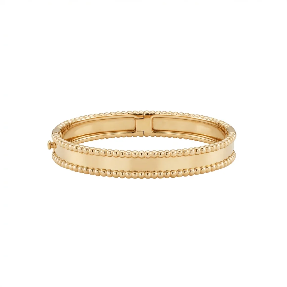 Een gouden Van Cleef & Arpels Perlée ring met diamanten.