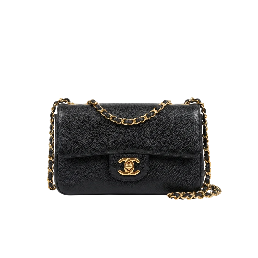 Close-up beige Chanel Boy Bag van lamsleer met goudkleurige hardware