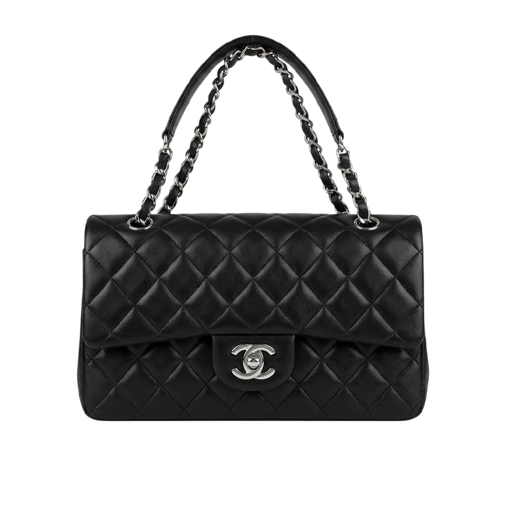 Close-up van een zwarte Chanel Gabrielle Medium handtas met kettinghengsels