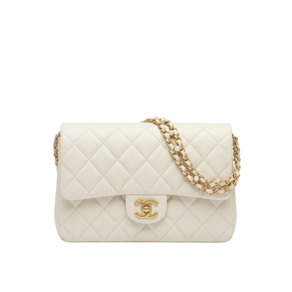 Close-up van een Chanel Pearl Crush Small tas in roze leer met gouden hardware en parels.
