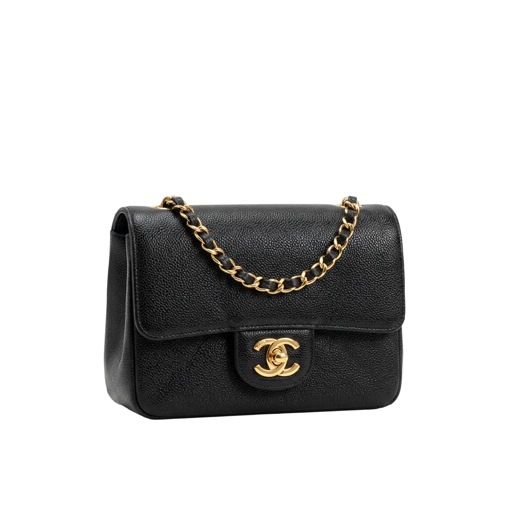 Close-up van een Chanel Vanity Case Small met goudkleurige hardware