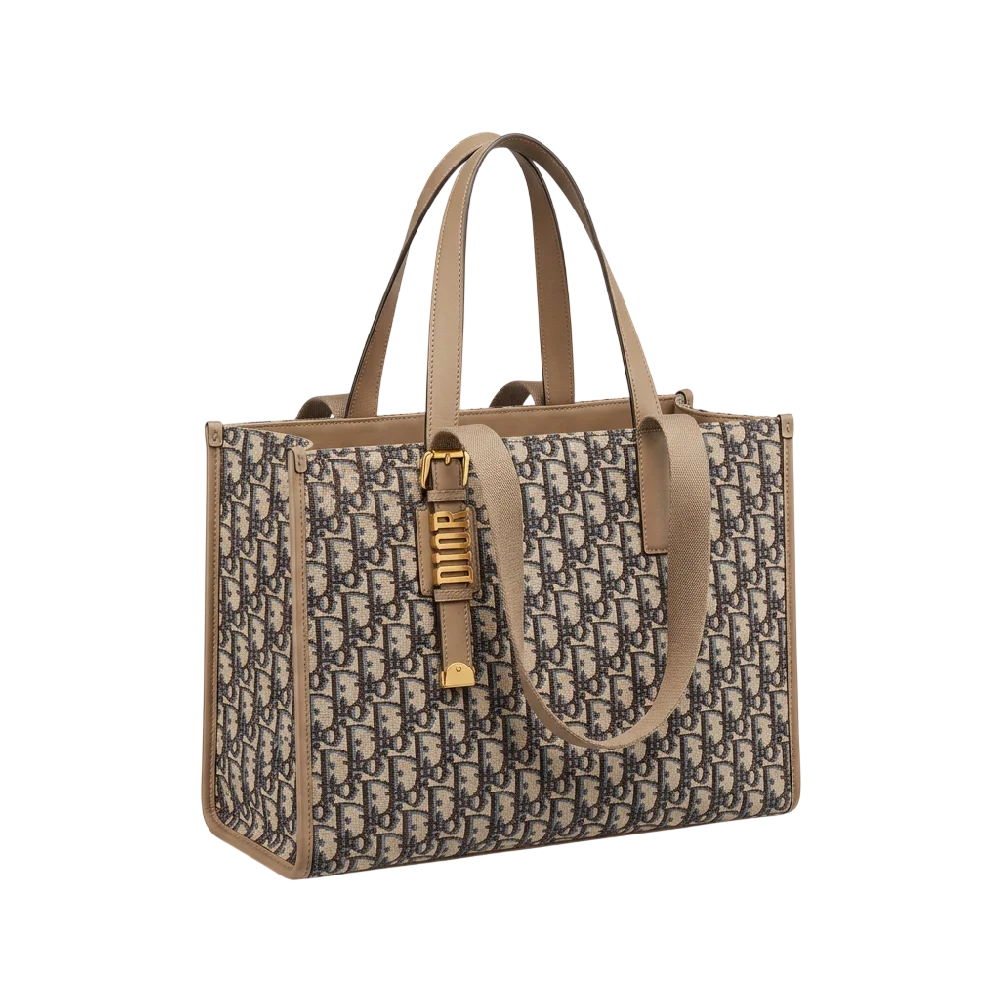 Luxe Dior Book Tote tas met kenmerkende details op witte achtergrond