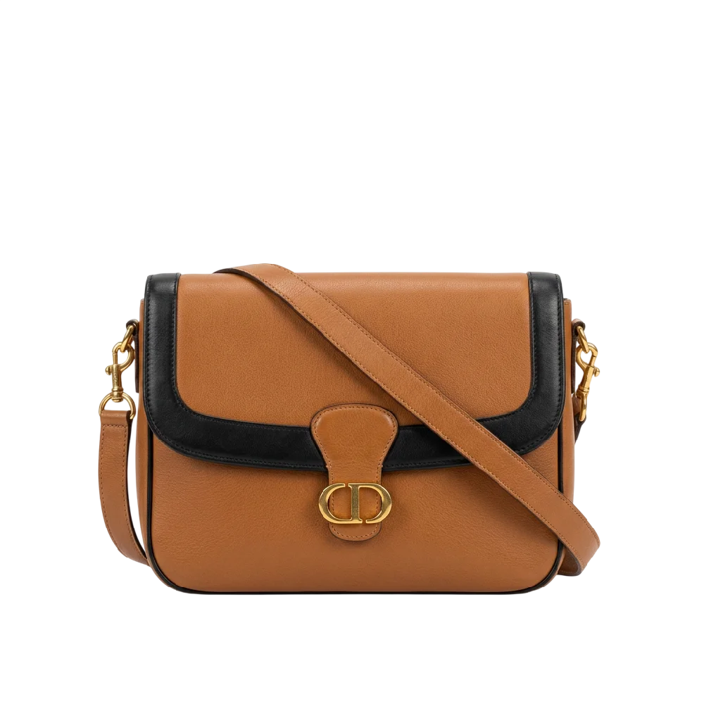 Luxe Dior Saddle Bag in blauwe Dior Oblique canvas op een lichte achtergrond