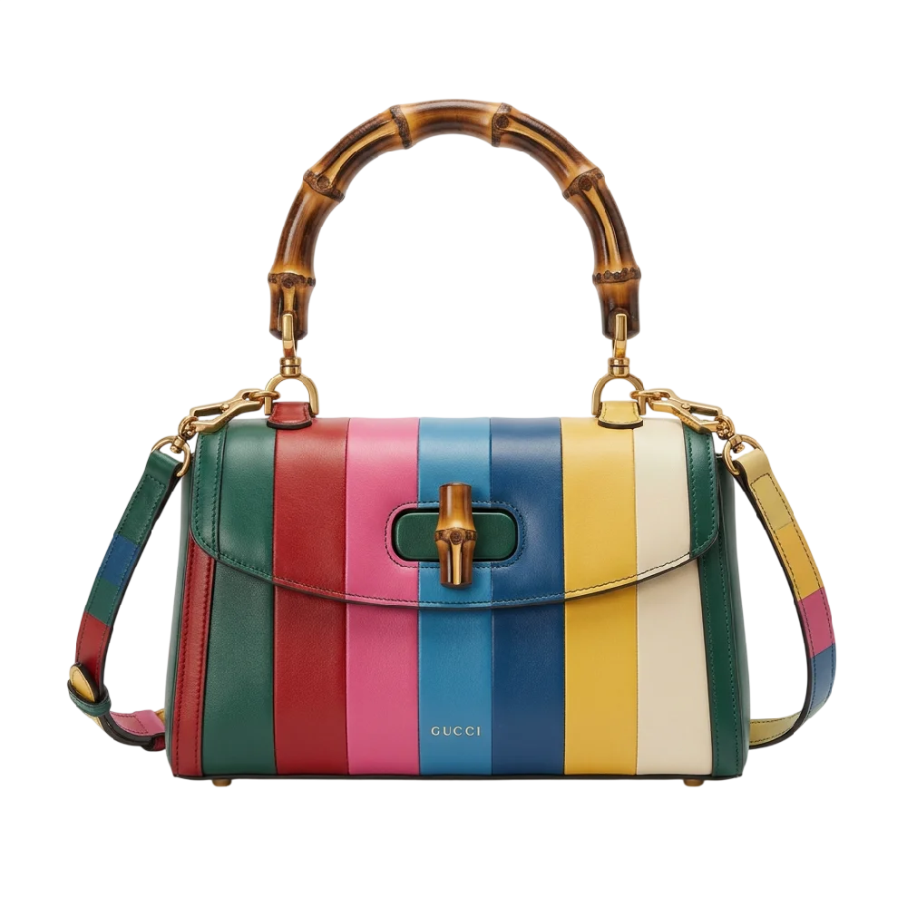 Close-up van een dameshand die een beige Gucci Bamboo 1947 Medium handtas met bruine details vasthoudt voor een donkere achtergrond.