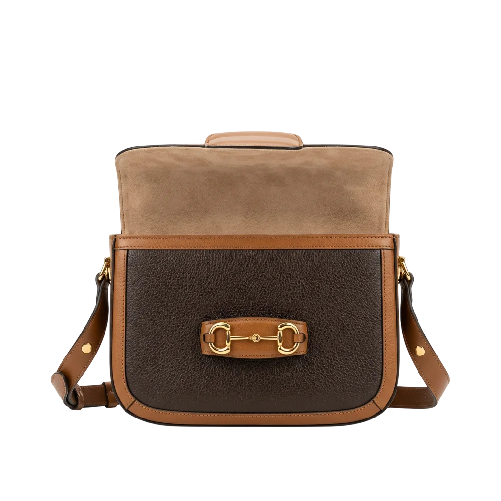 Gucci Horsebit 1955 Medium schoudertas in bruine canvas met lederen accenten op een effen achtergrond