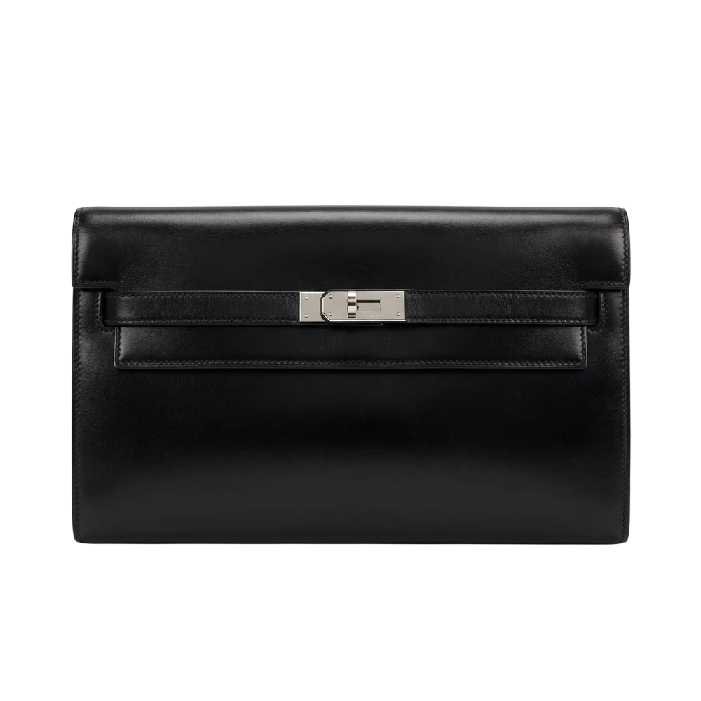 Hermès Jige Clutch tas van beige leer met gouden sluiting op een witte achtergrond