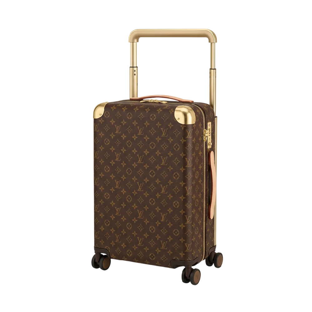 Close-up van een Louis Vuitton Pégase 55 (Koffer) met het monogram patroon op een reisachtergrond.