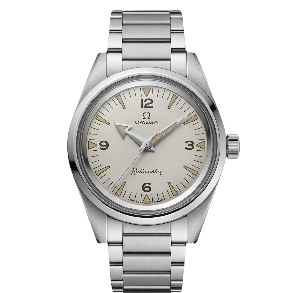 Close-up van een klassieke Omega Railmaster met leren band.