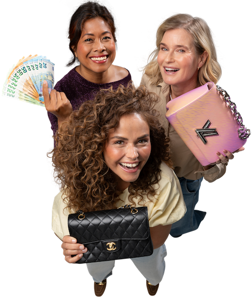 Drie lachende mensen houden twee onderpanden en één bundel bankbiljetten vast. Een illustratie van geld lenen door te verpanden bij Vandaag Verpanden.