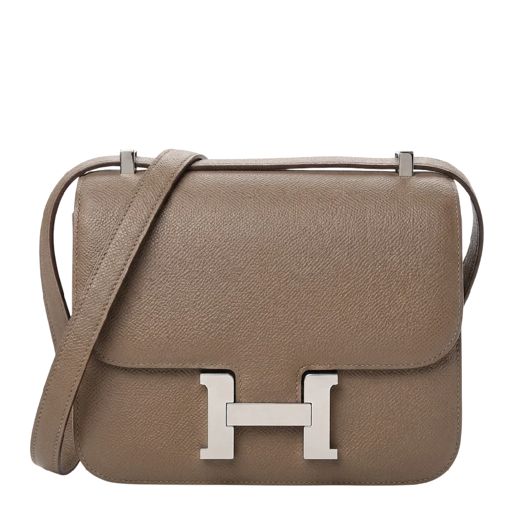Hermès Roulis 23 tas van leer met metalen hardware op een neutrale achtergrond.